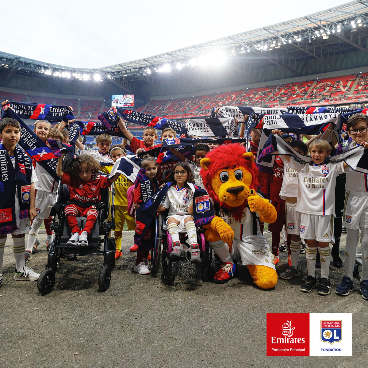 🤩 Lors d'#OLSB29, plusieurs enfants suivis par l'Hôpital Femme Mère Enfant et le Centre Léon Bérard ont eu la chance d’accompagner les joueurs sur la pelouse. ❤💙 Une expérience unique rendue possible grâce @emirates, en coopération avec @OLfondation 👏