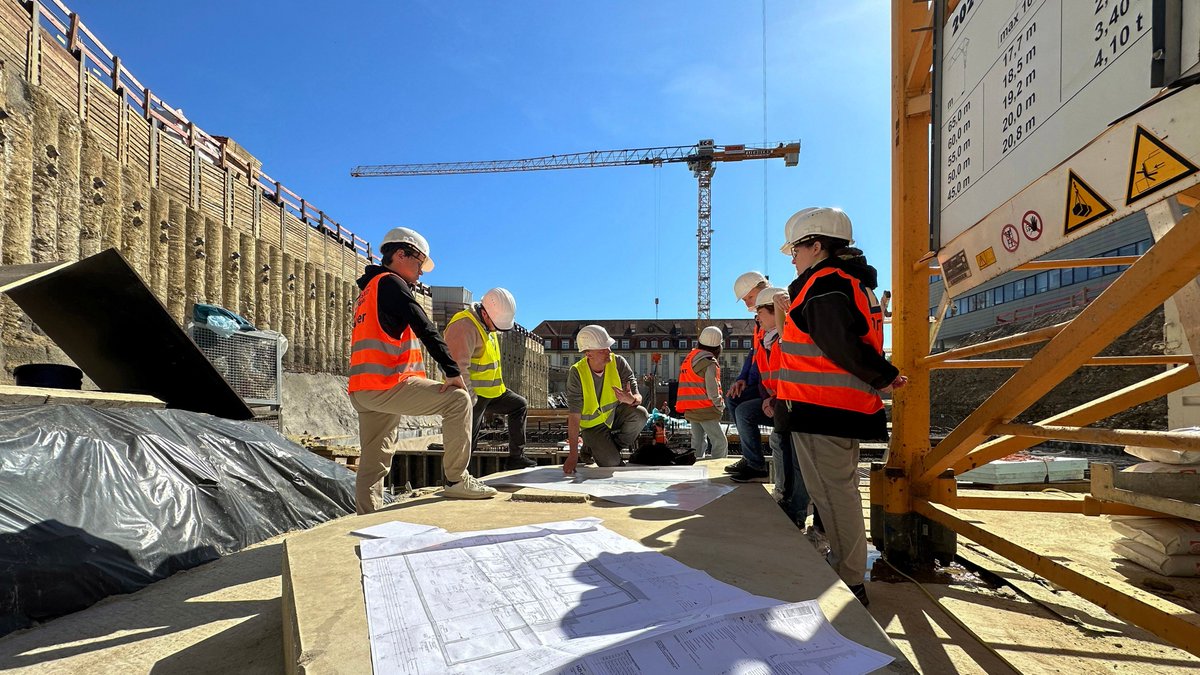 From a mole's perspective: Last week, interested #HIRI team members got an up-close look at our construction progress. 👷 Standing on a raised platform, they were able to observe the installation of the floor slab and ask questions about the new building. helmholtz-hiri.de/en/newsroom/ne…