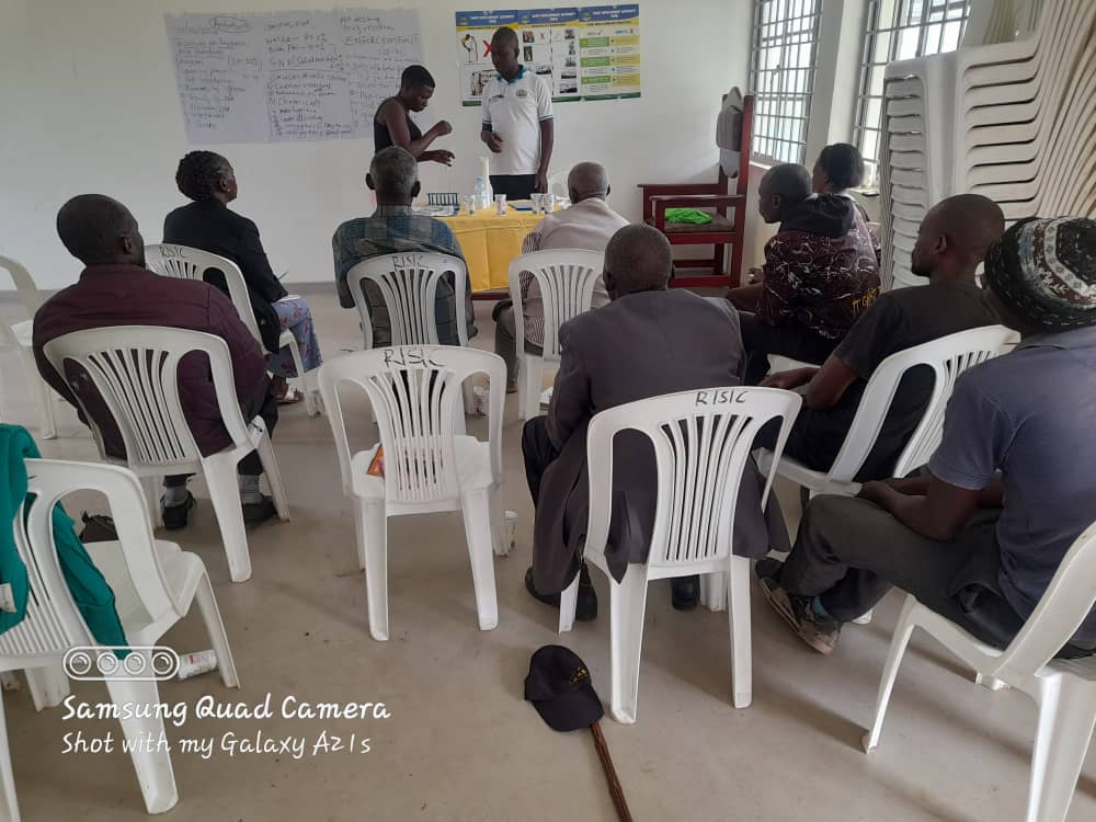 @DDAUganda SW conducting training of dairy farmers and milk suppliers in Kigezi and Rwenzori Sub-regions in Hygiene milk production, handling and calibration and verification of Milk analysers given out to MCCs with support from @IFPRI