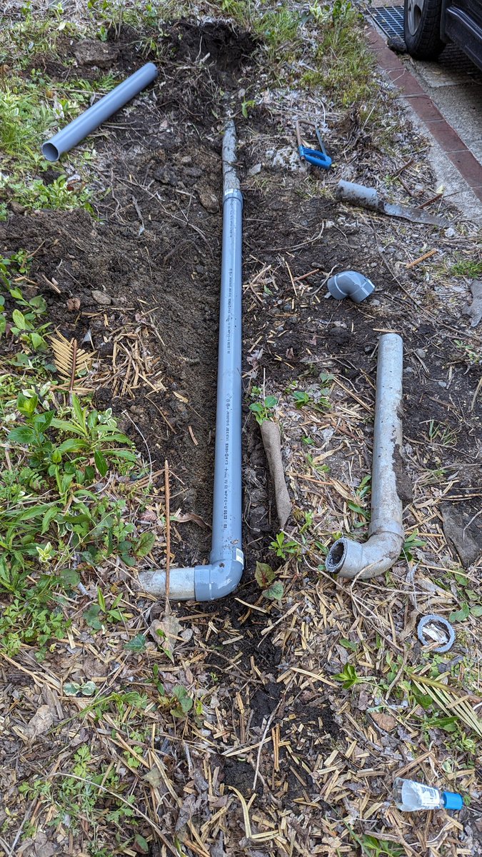 車で踏んで壊れた配管修理😅
土が硬くて業者さんの大変さを身を持って体験🤣お疲れ様です🙇