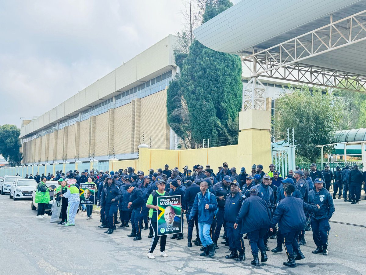 Team Fix SA Member for Public Service @Mpumi123 has joined the City of Johannesburg security personnel for a picket outside JMPD Headquarters in Johannesburg. This is in response to the government's failure to settle outstanding employee balances and address issues related to…