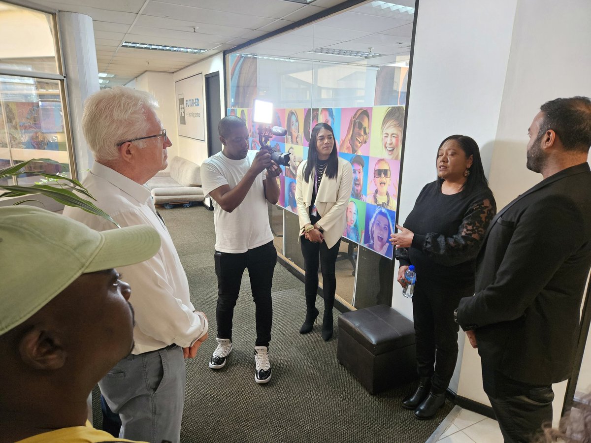 🧢 | Our Western Cape Premier Candidate visited a call centre training facility in Athlone, which is part of the success story of job creation in the province. But too many young people still don't have a job. That's why we plan to create 800 000 NEW jobs in the Western Cape!