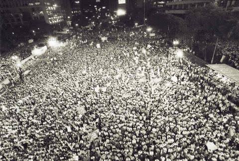 Bom dia a todos! Em 16/4/1984, um milhão e quinhentas mil pessoas participaram do comício das Diretas Já na cidade de São Paulo. É a maior manifestação pública da história do Brasil. Eu estava lá! Quem mais?