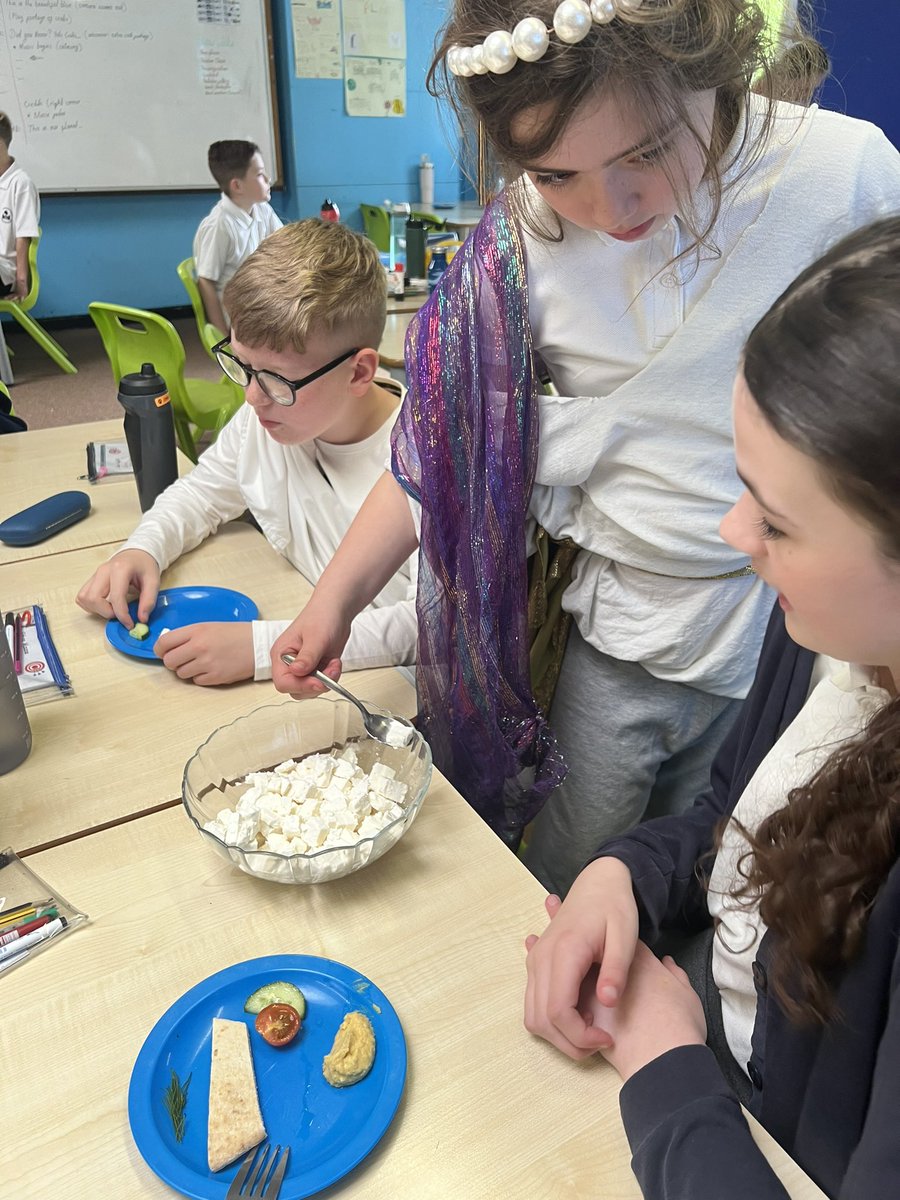 We are kickstarting Term 5 and our theme, ‘Groovy Greeks’ by exploring a range of traditional Greek food. We are using our senses to make comparisons across food groups and explore recipes where these food types are typically used! 🥗