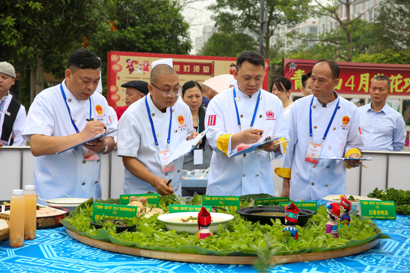 So many delicious #food in the #Guangxi #IntangibleCultureHeritage Food Competition! Such as Beibu Gulf #seafood, Guilin #ricenoodles, Liuzhou river snail powder and Bama health delicacies😋
2024广西非遗特色美食大赛上展出了北部湾海鲜、桂林米粉、柳州螺蛳粉，巴马长寿乡的养生佳肴等