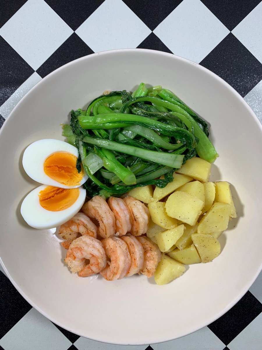 Dukeaston's tweet photo. 今日の夕食
エビ/キャベツ/ジャガイモ/卵 https://t.co/w4l3cAqNIS