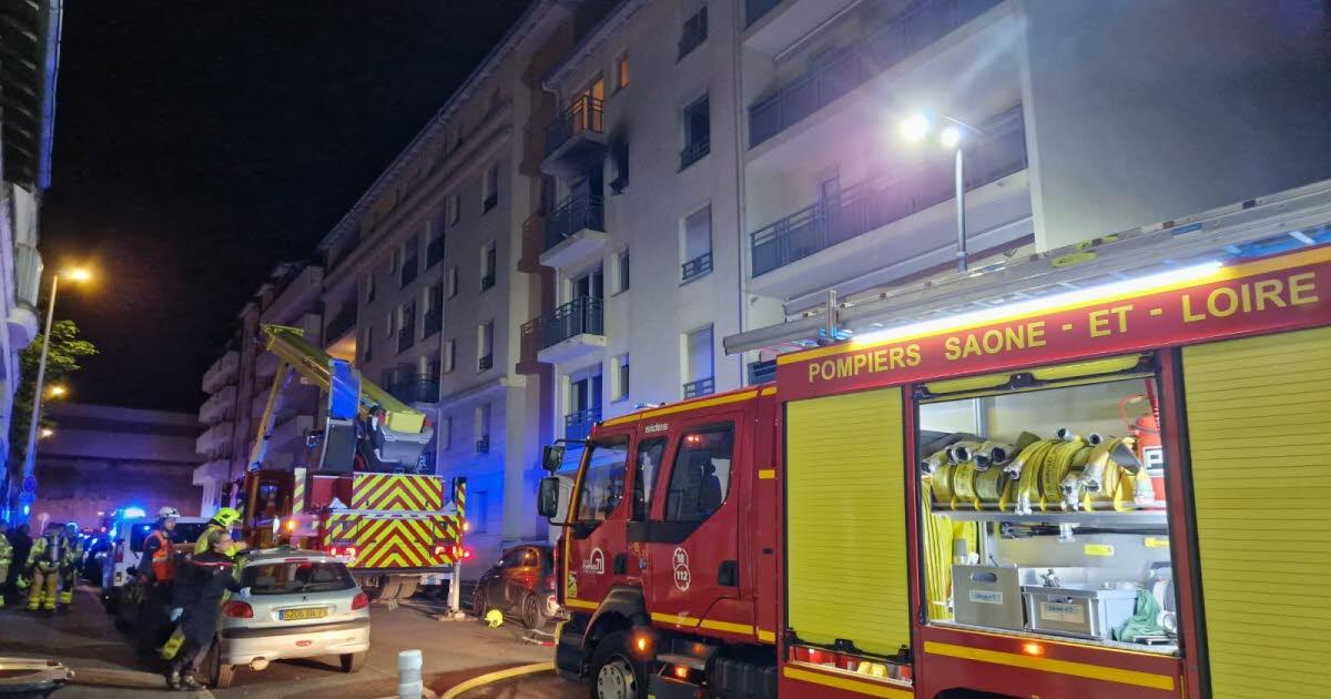Un important #incendie s’est déclaré cette nuit dans le centre-ville de Mâcon. Deux personnes ont été sauvées par les pompiers, l’une d’entre elles a été transportée à l’hôpital 👉 lejsl.com/faits-divers-j…