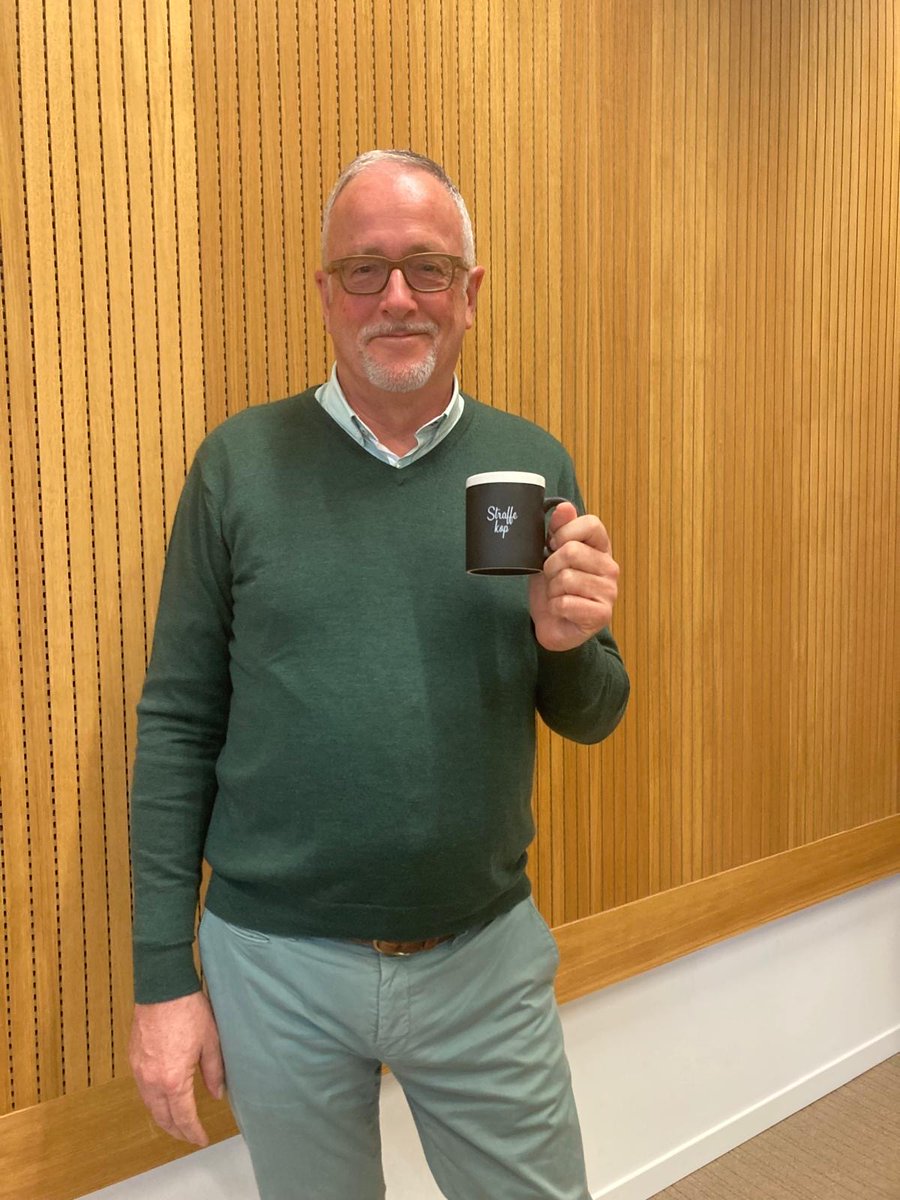 Woneninvl's tweet photo. Collega Luc was onze Straffe Kop ☕ gisteren! 

Met 'Straffe Koppen' vertellen collega's over hun werk/thema aan andere collega's. Vandaag vertelde Luc de Smedt over de vorming van de woonmaatschappijen. https://t.co/tAUPqxOnZh