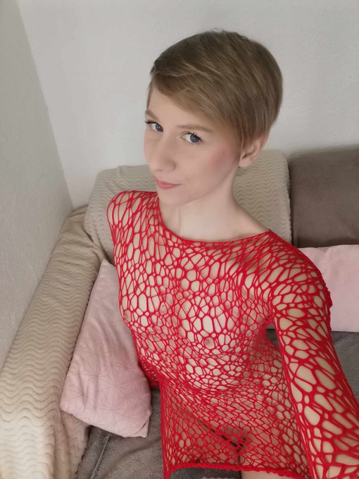 Online :D pr&ecirc;te &agrave; jouer et impatiente de d&eacute;baller mes cadeaux demain :D https://t.co/P6KBkbh9Nc https://t