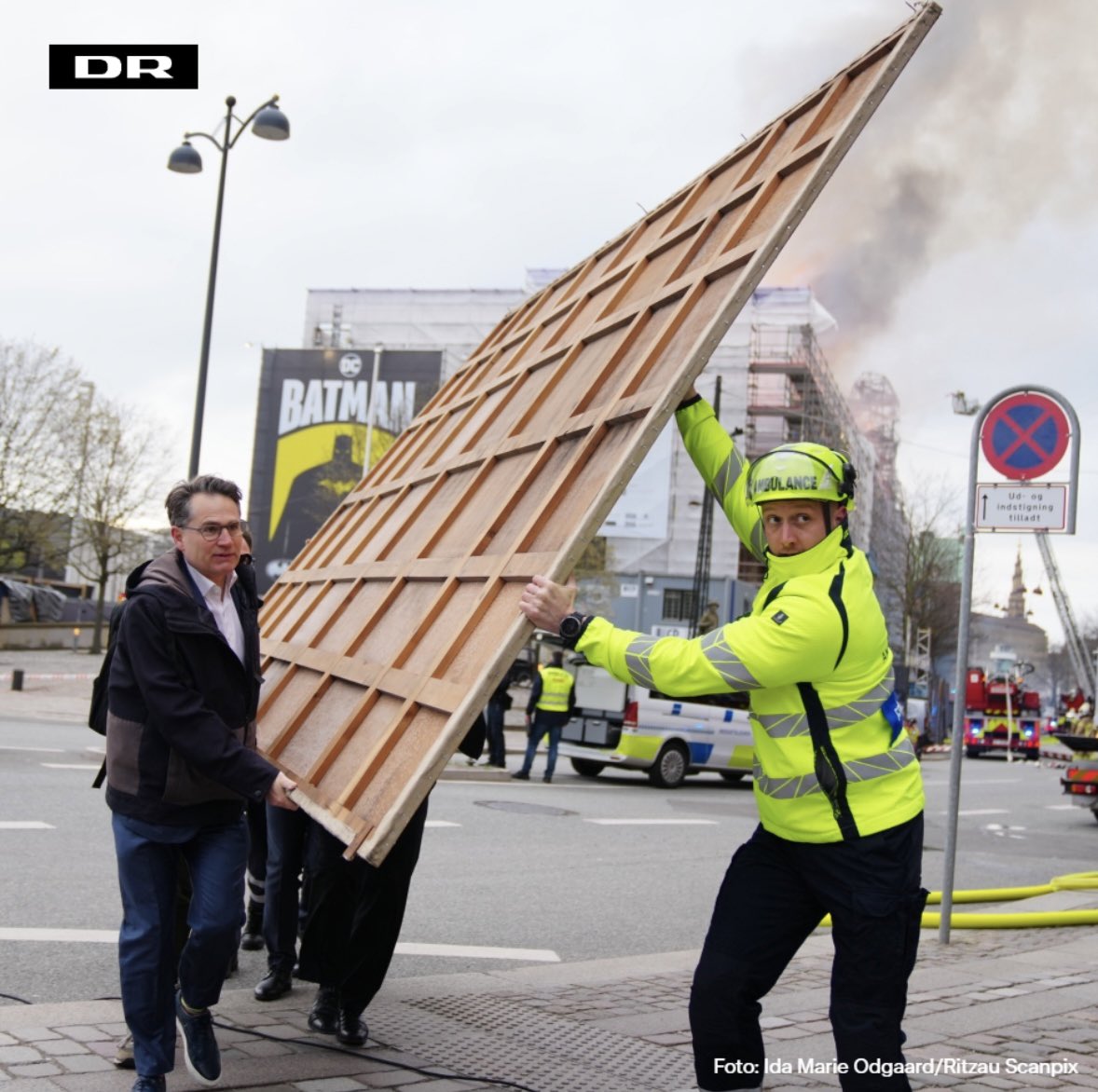 FrejaBrandhoej's tweet photo. KÆMPE respekt for en leder, medarbejdere og myndigheder der sørgede for at så meget som muligt at vores kulturarv blev reddet ud! 

Så imponerede og handlekraftig en indsats! 🙏

Vanvittig sørgelig dag for en af de største kulturskatte og hele DK!

#dkbiz #sammenhold https://t.co/HrhtzP5SVj