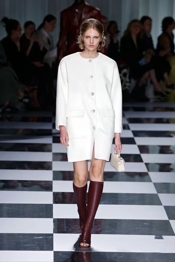 ursulaunaula's tweet photo. Karolina Spakowski/Versace ss24  #runway #fashionstyle #fashionstyle https://t.co/V3sHlN5qeG