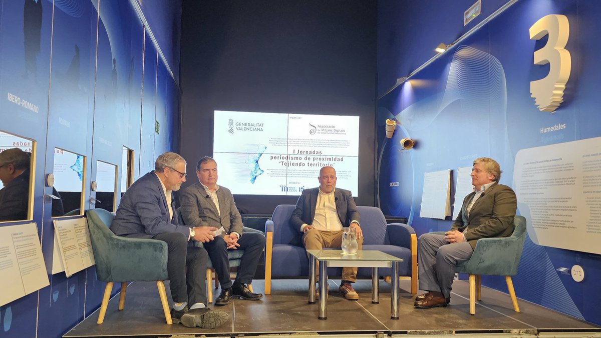 AMDComVal's tweet photo. En esta segunda mesa @vectalia @infoHIDRAQUA @AgenciaDD_ hablan de la importancia de tener un dircom: "Cada día es más difícil colocar tu mensaje en los medios de comunicación" #TejiendoTerritorio #AMDComVal #Periodismo https://t.co/OeDJNdGvA7