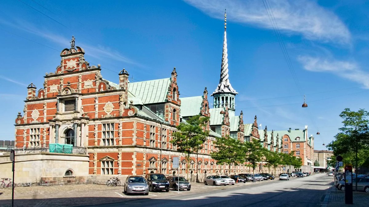 Sad news from Copenhagen: a fire has engulfed the old stock exchange causing its intertwined-dragon-tail spire to collapse – dezeen.com/2024/04/16/fir… (via @dezeen)