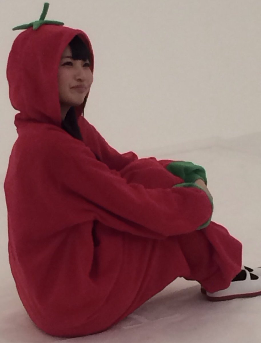 00tsubo_yuka's tweet photo. 今日は七森中☆ごらく部の結成日ですね〜〜〜✨✨
おめでとうー！ありがとうー！
＼懐かしのトメィトゥ🍅／
#yuruyuri https://t.co/N6v1msK5f4