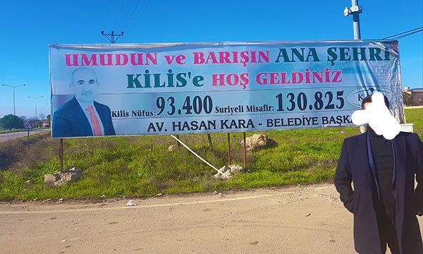 Kilis Belediye Başkanı, Kilis'in girişine astığı pankart.