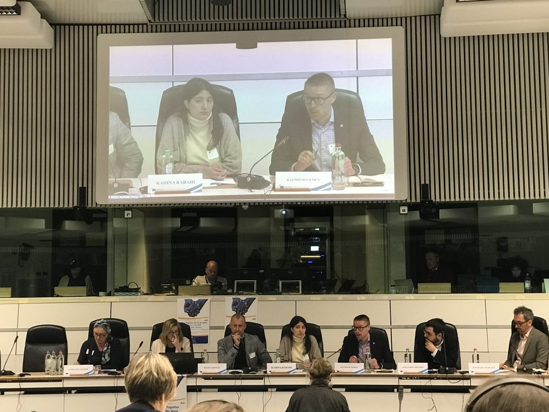 'The next Commission must restore trust through bold and visionary leadership... and build a more social Europe, establishing an Economy of Well-Being.' -EPHA's @RaymondGemen, speaking at @CSOGroupEESC's conference during the 1st round table discussion #HealthEquity #wellbeing