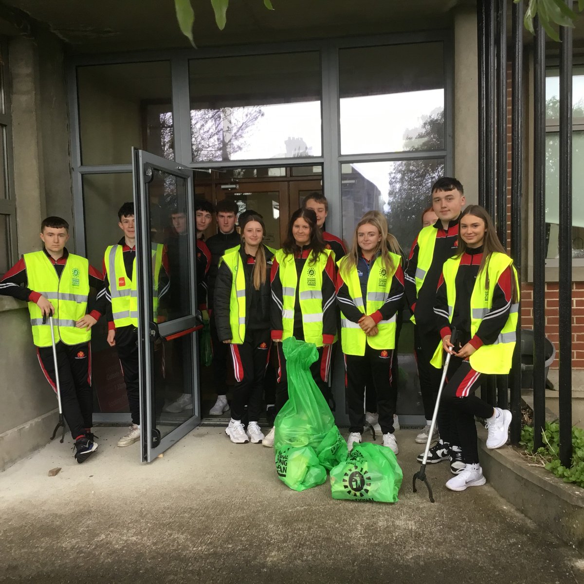 Well done to a group of our  TYs who wanted to help out with a litter pick this morning showing kindness to the environment!
#SpringClean24.#kindnessweek #CPR #myetb #coláistephobalroscré