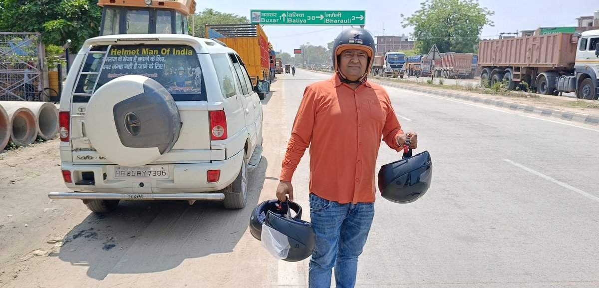 helmet_man_'s tweet photo. आज और कल बागी बलिया उत्तरप्रदेश की सड़कों पर मिलूंगा.🙏❤️🇮🇳

#helmetmanofindia #humanity #savelives #helmetman #Raghvendrakumar #roadsafety #roadsafetyhero #RoadAccident #helmet https://t.co/W4IZajAZDP
