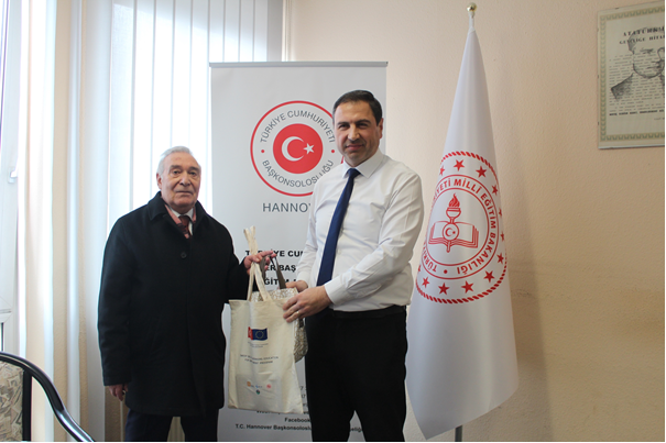 SWEEPProject's tweet photo. @IKGPRO @TurkiyeIsKurumu @csgbakanligi @VakfYorturk Çalışma ziyareti kapsamında son olarak Hannover Çalışma ve Sosyal Güvenlik Ataşeliği ziyaret edilerek projemiz hakkında bilgi verilmiştir. Kendilerine misafirperverlikleri için teşekkür ederiz. https://t.co/J9ZA3NYUg6