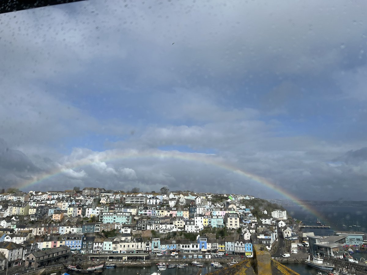 How lush is this rainbow wrapping up the whole of #Brixham? 🌈🥰