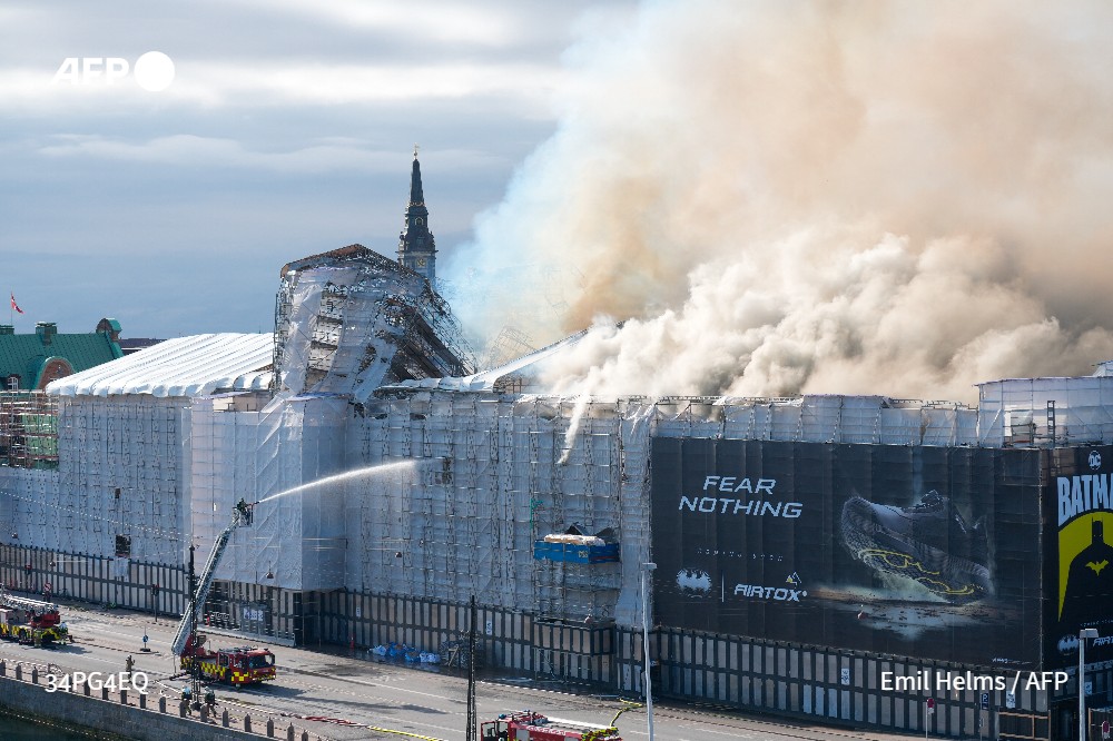 🇩🇰 Danemark : incendie spectaculaire à la vieille Bourse de Copenhague où le bâtiment historique datant du XVIIe siècle et actuellement en travaux, a pris feu et sa flèche emblématique s'est effondrée #AFP