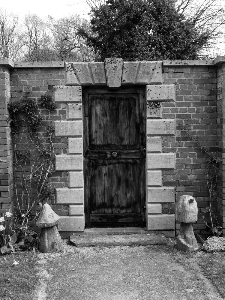 CHORLEY 14-04-24.
Astley Hall Walled Garden, the door in the wall.
#Chorley #AstleyHall #walledgarden #architecture #blackandwhitephotography #garden