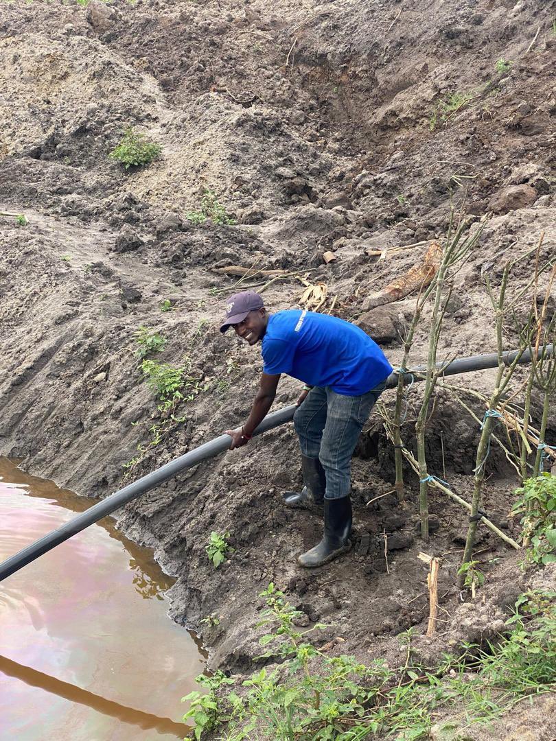 FARM EXPERIENCE Met the incredible Felix on my @GatsiboDistrict farm tour , an intern making strides at SOUK Farms. His journey, from mastering #irrigation systems to embracing field challenges, showcases the real impact of hands-on experience. Felix's story is a testament…