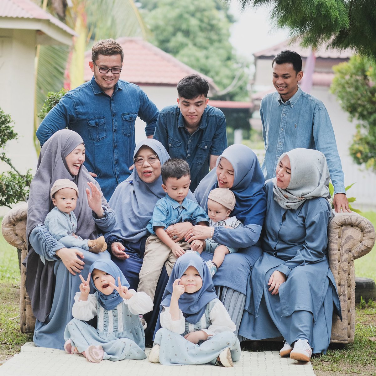 Alhamdulillah masih bisa buat foto keluarga dengan suasana lebaran. Semoga akan ada di tahun-tahun berikutnya.