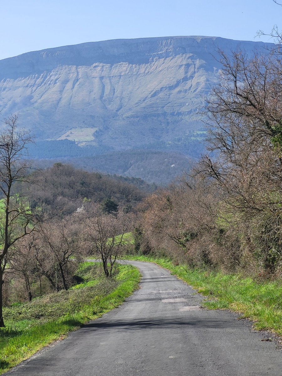 amantes_cycling's tweet photo. Peña Angulo por Ares [Burgos]

-Longitud 15 kilómetros 
-Pendiente media 3,2%
-Desnivel 520 metros

-Una alternativa mas bella y que carga menos tráfico que la vertiente conocida de Artziniega

-A los pies de los imponentes farallones calizos que componen la  Sierra Salvada. https://t.co/BY5sPUIQAt