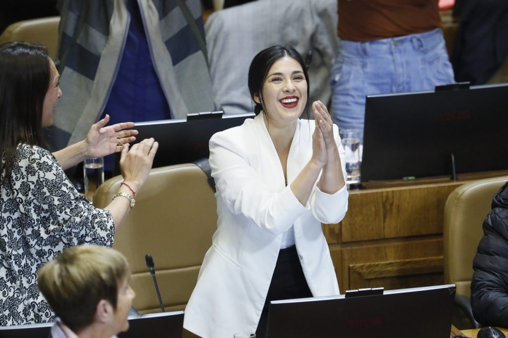 BREAKING 🇨🇱 @ProgIntl Council member @KarolCariola has been elected President of the Chilean Chamber of Deputies – the first time in history a Communist Party deputy has held this post.