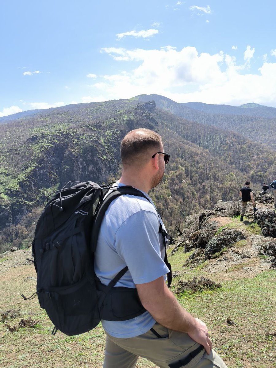 Həyat dağlarda gözəldir.
 Həə birdə içgi masasında