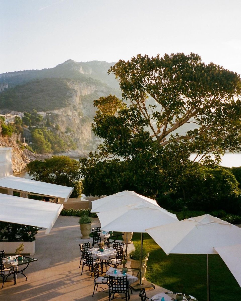 frrivieraguide's tweet photo. Early mornings on a shoot at #capestel where the sun was soft, beach was empty and photographing in my hotel robe was perfectly acceptable. #eze #ezesurmer #frenchriviera #luxuryhotel by hannahedace (ig) 3/3 https://t.co/PJOMad0FHg