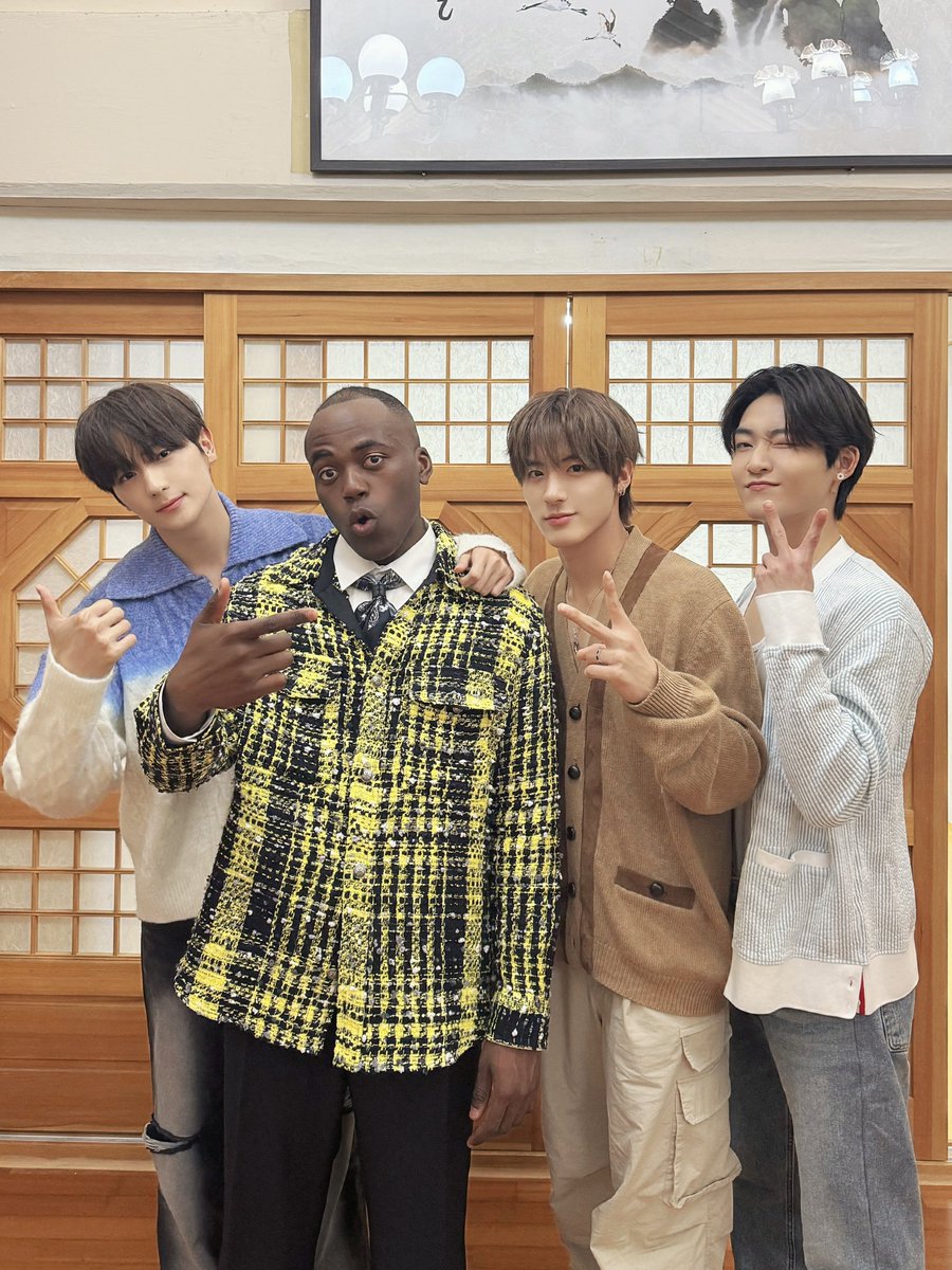 IST_THEBOYZ's tweet photo. [📸] 더보이즈 현재&amp;케빈&amp;에릭 동네스타K 완료✨ 우당탕탕 시끌벅적 환상의 짝꿍 조나단&amp;더보이즈🤣 동스케와 더보이즈의 조합은 언제나 최고👍 

#THEBOYZ #더보이즈 https://t.co/0N2I04BEXo