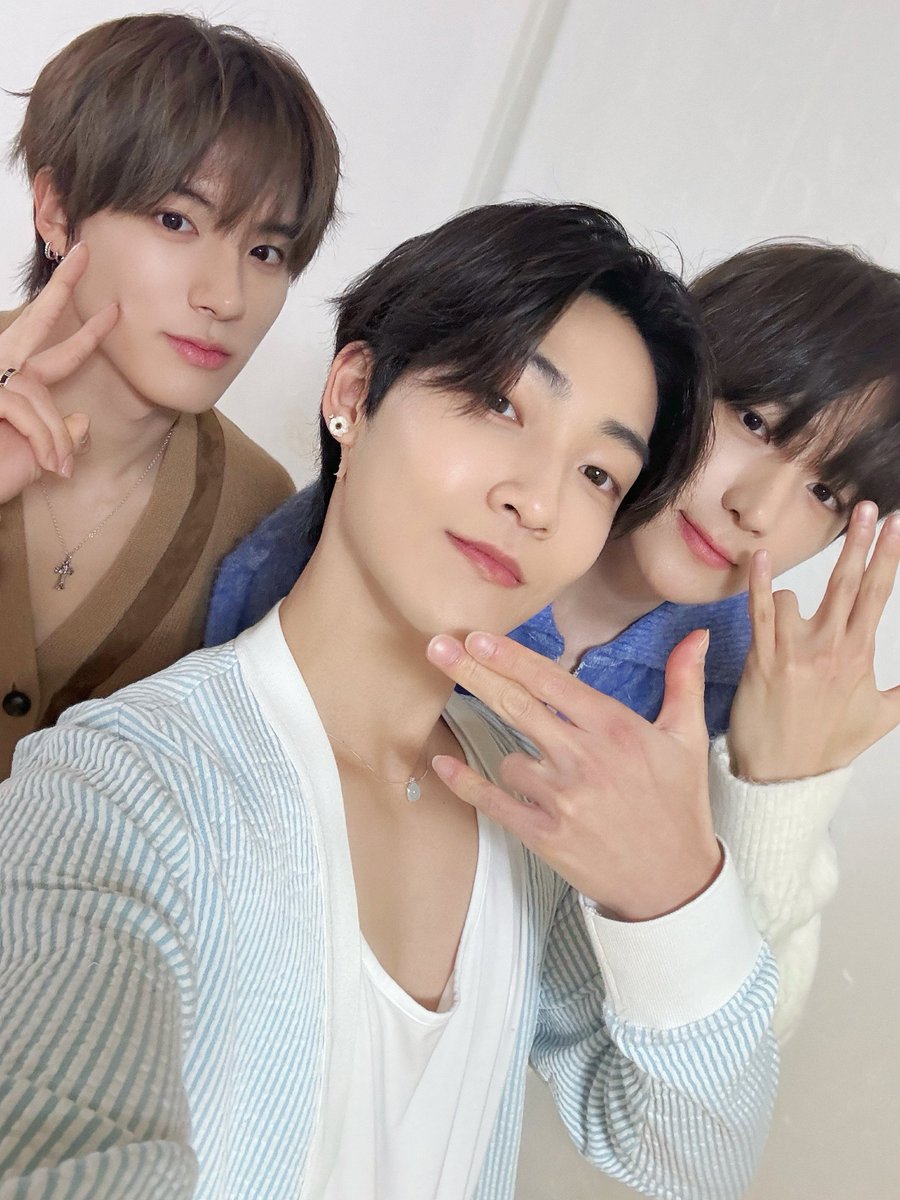 IST_THEBOYZ's tweet photo. [📸] 더보이즈 현재&amp;케빈&amp;에릭 동네스타K 완료✨ 우당탕탕 시끌벅적 환상의 짝꿍 조나단&amp;더보이즈🤣 동스케와 더보이즈의 조합은 언제나 최고👍 

#THEBOYZ #더보이즈 https://t.co/0N2I04BEXo
