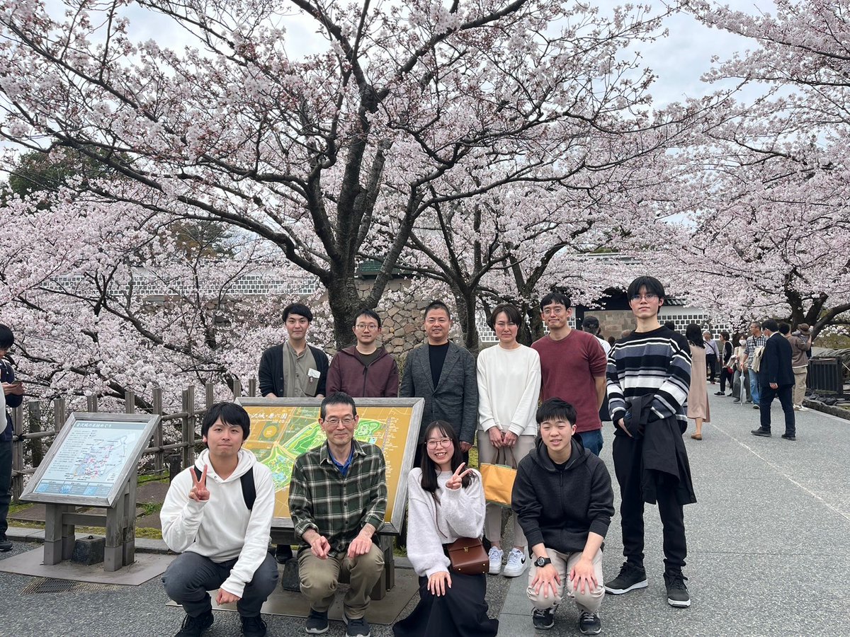 machaaki_lab's tweet photo. 今年も西山研恒例のお花見をしてきました❣
ちょうど満開（？）で晴れていてとてもいい眺めでした🌸
バズらせろとのお達しですが、私には力不足です。。
その代わり今年１年研究に力を入れて、奢ってもらった分還元できるように頑張ります🔥🔥 https://t.co/W1fiyAgOn5