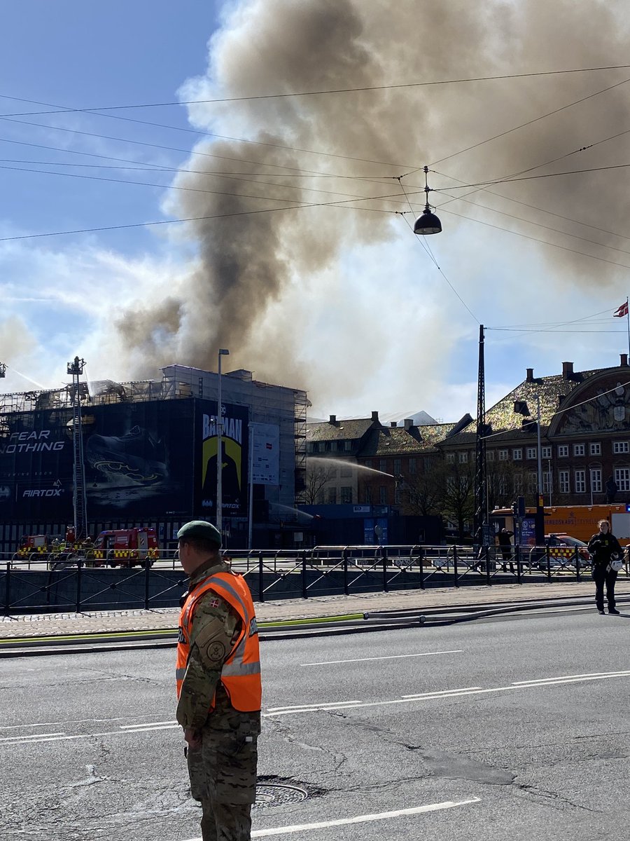 Flammerne i Børsen kan nu ses ved indgangen til bygningen i den del, der er tættest på Christiansborg #børsen