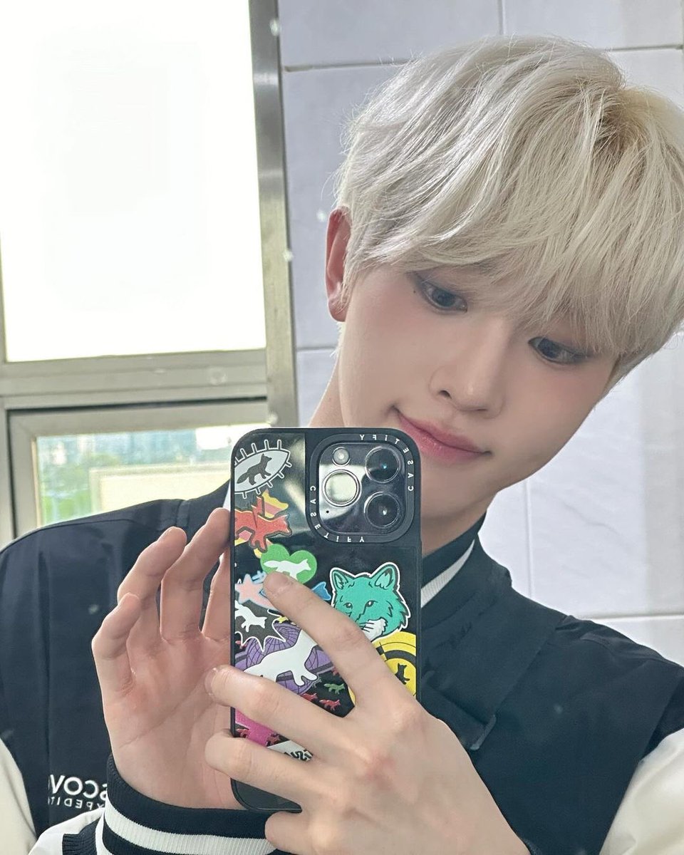 CAME OUT OF MY EXAM TO A HYEOP POST TY FOR THE GOOD ENERGY BAE