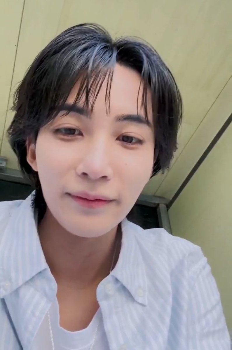 minghaocheol_'s tweet photo. JEONGHAN LIVE HES SO PRETTY https://t.co/DTDSIURffi