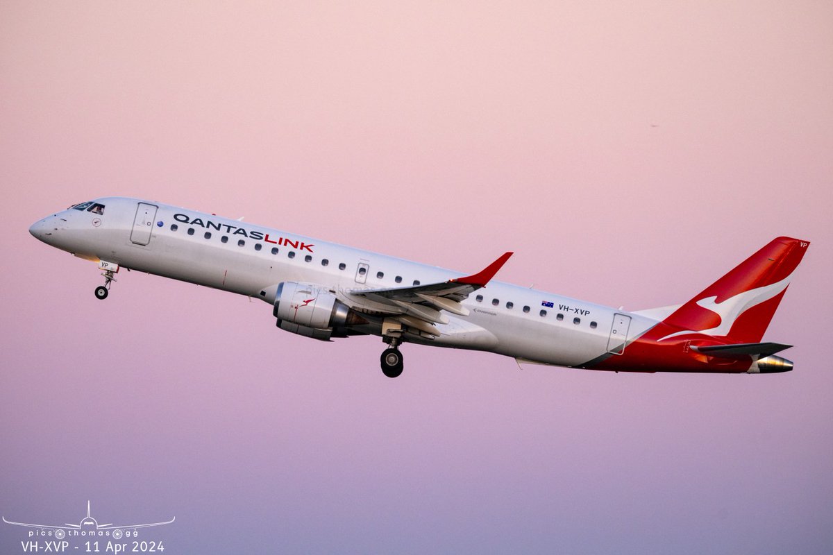 Pink sky sunset departure for @Qantas #E190 VH-XVP on the QF1911 from Brisbane Airport to Canberra 11/4/2024