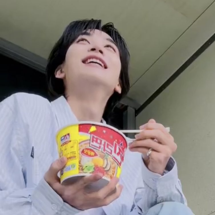 luckforjh's tweet photo. 컵라면 먹는데 그 와중에 잘생겼음 https://t.co/QWZN6m1FsB