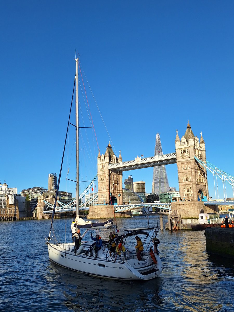 A 7am sunny morning lockout for French Jeanneau sailing vessel 'Bigoude'. Safe passage and see you again soon Photos 📸 MKelly #skdmarina #skdocks #londonmarina #seayousoon