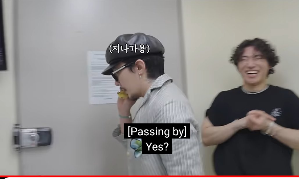 Coup_dEtat5's tweet photo. Omg!! GDRAGON appeared on DAESUNG'S D's ROAD in Seoul behind the scenes EP.2 !!
Daesung teasing his Jiyong hyung
"A very famous person !A handsome gentleman just passed by!" " He's shining &amp; sparkling " 🤣🤣

🔗https://t.co/P5ZMu9uUkG https://t.co/GckQahaeqD