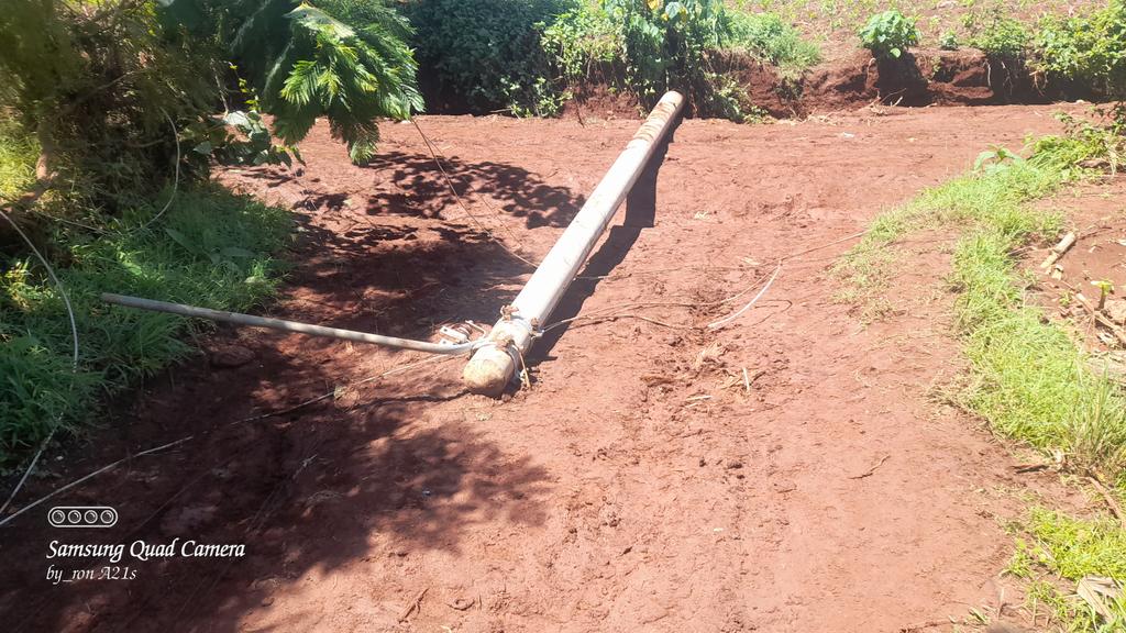 wraithofbyron's tweet photo. @KenyaPower @UNEP_Africa @KenyaPower_Care @EnergyMinK Huku kutus, Kirinyaga mlisema hamtatengeneza hii post, it has been blocking the road na ni kwa junction https://t.co/2sho5adlD5