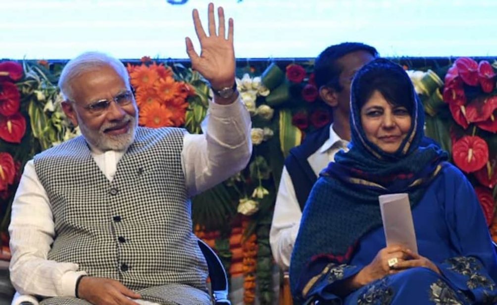 OnkarSinghRat92's tweet photo. रविंद्र भाटी के साथ मे एक व्यक्ति ने तस्वीर ले लिया तो क्या भाटी भी उसकी विचारधारा का हो गया?

भाटी को गद्दार, राष्ट्रविरोधी जैसे शब्द वो लोग कह रहे हैं जिनके नेता आडवाणी जिन्ना की कब्र पर चादर चढ़ाए थे, जिनके नेता तथाकथित हिंदू सम्राट नवाज शरीफ का बर्थडे मनाने पाकिस्तान जाते थे।
@RavindraBhati__
#आएगा_तो_भाटी_ही
#IStandwithRavindraSinghBhati