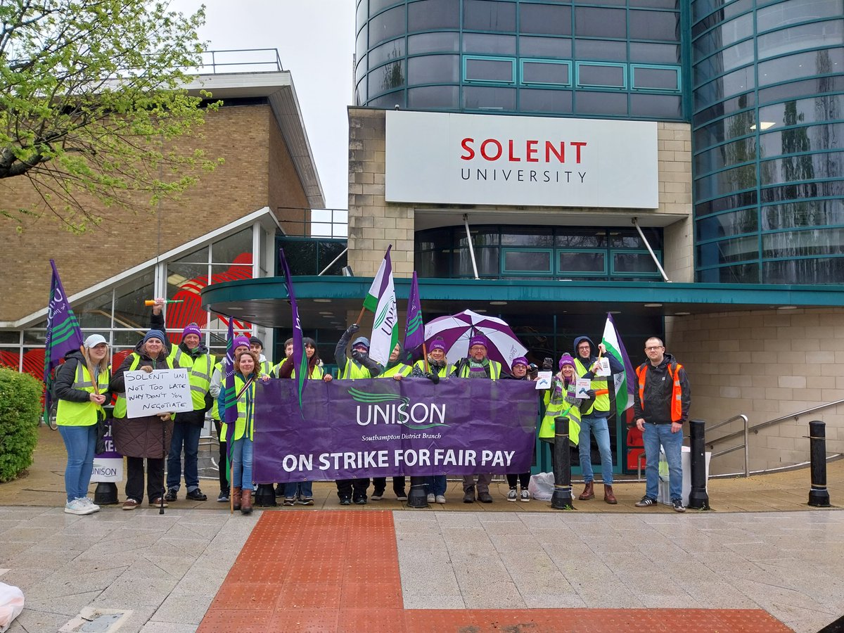 🪧 This week, cleaners, technicians, librarians and other members of higher education staff at Solent University in Southampton have been taking strike action over pay. Send them a message of support! 👇