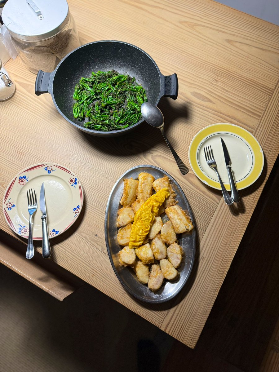 robinfood's tweet photo. Estas bandejas de @Inoxibar1 llevan toda la vida alegrando los banquetes porque no hay foto viejuna en la que no veas camareros llevándolas con fritos o maravillas en salsa. Yo las peto de merluza rebozada con su tortilla. #modernecesNo #chorradasLasJustas #inoxibar50aniversario https://t.co/hXyhj4kWI8
