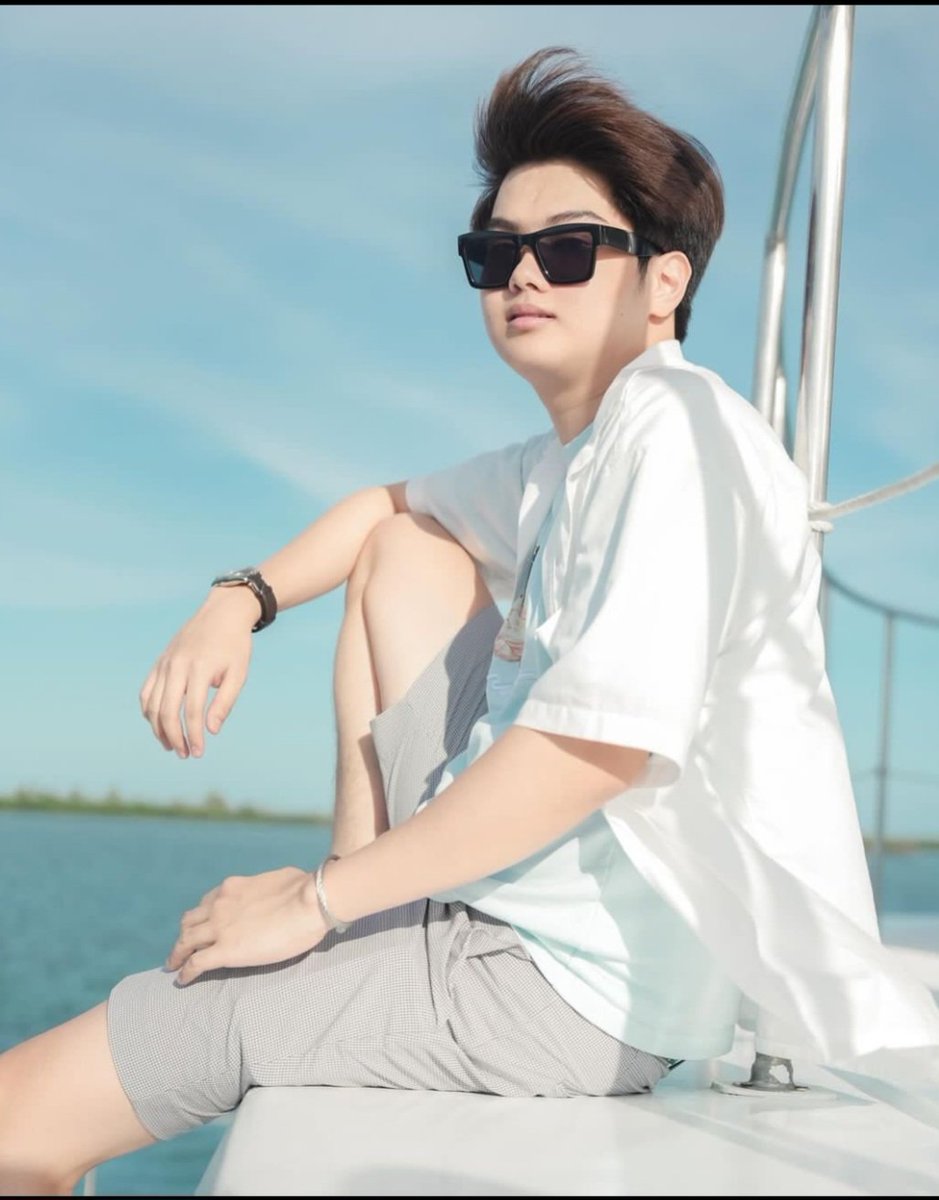 REVEEWISE's tweet photo. Ang pogi mo naman idol🥰🤍 https://t.co/twbfDZFo9V