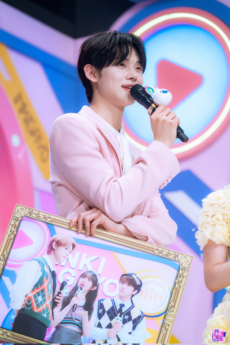 TXTintl_twt's tweet photo. [SBS INKIGAYO] Photo Collection - MC YEONJUN – 1

'[MC Special] Goodbye'

#YEONJUN #TXT 
#TOMORROW_X_TOGETHER
@TXT_members @TXT_bighit https://t.co/glVEUUWMTq