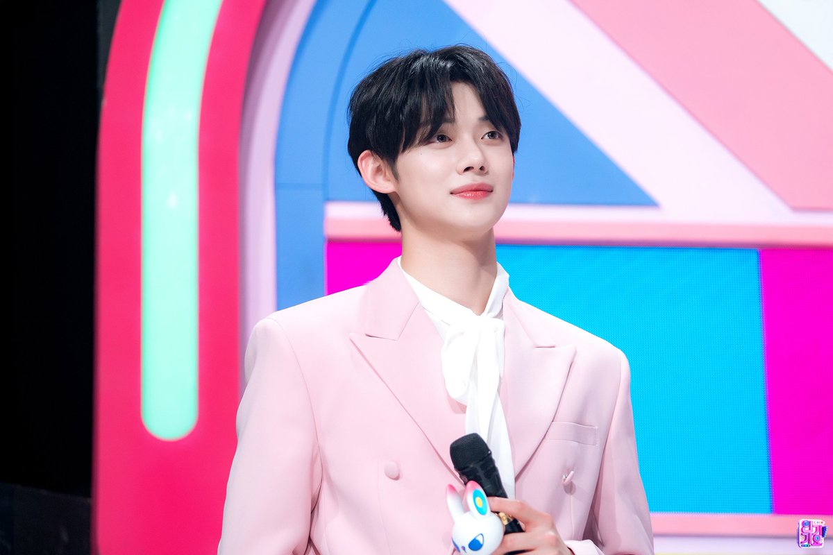 TXTintl_twt's tweet photo. [SBS INKIGAYO] Photo Collection - MC YEONJUN – 1

'[MC Special] Goodbye'

#YEONJUN #TXT 
#TOMORROW_X_TOGETHER
@TXT_members @TXT_bighit https://t.co/glVEUUWMTq