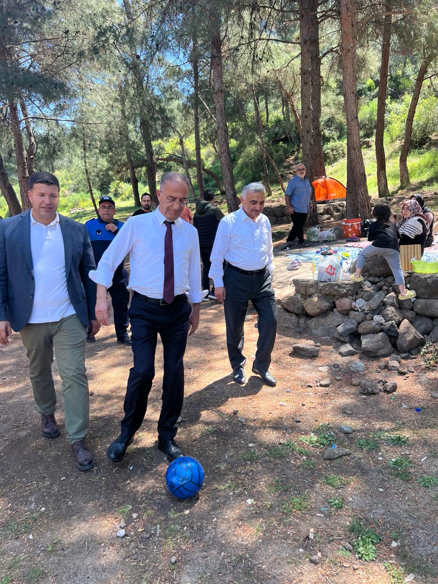 inaciyapar's tweet photo. 📍Tahtaköprü Yıldırım Mesire Alanı

Hemşehrilerimizin yaz aylarında rahat nefes alabilecekleri, çocuklarımızın güvenle oynayabilecekleri mesire alanımızda incelemelerde bulunduk. 

Serinyol Jandarma Karakol Komutanı Murat Akyüz, Başkan Yardımcılarımız ve daire müdürlerimiz eşliğinde  genel durumu hakkında bilgi aldığımız mesire alanımızda revize çalışmaları gerçekleştireceğiz.

Piknik yapan hemşehrilerimizle de sohbet etme imkanı bulduk. 

Mesire alanımızda hemşehrilerimizle ve çalışan ekiplerimizle sohbet ettik, çocuklarla top oynadık. 

Revize çalışmalarından sonra çok daha güzel bir piknik alanını hizmete sunmuş olacağız.